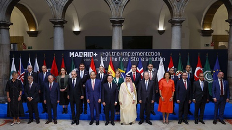 Paulo Rangel é o segundo a contar da esquerda na fila de baixo.&nbsp; Foto&nbsp;EPA/J.J. GUILLEN