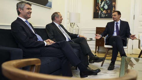 Apoio já era notório quando, a 18 de Junho, na qualidade de deputado, José Luís Carneiro acompanhou o presidente do PS, Carlos César, na reunião com o primeiro-ministro Luís Montenegro na preparação para a cimeira da NATO.&nbsp; &nbsp;Foto Tiago Petinga/Lusa