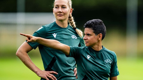 Catarina Campos, em primeiro plano, será a 4.ª árbitra no jogo inaugural do europeu de futebol feminino.&nbsp; &nbsp;Foto&nbsp;EPA/JEAN-CHRISTOPHE BOTT