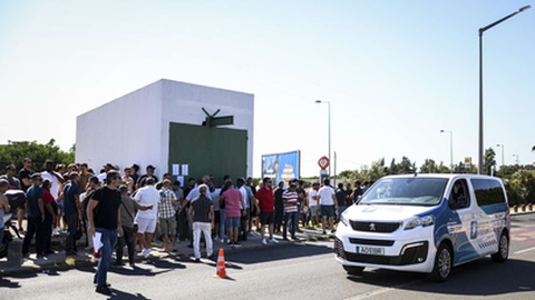 Trabalhadores da SPDH/Menzies concentrados junto ao edifício da empresa durante a greve.