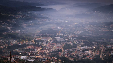 Amanhecer em Arouca, o concelho mais afectado.&nbsp; &nbsp;Foto&nbsp;ESTELA SILVA/LUSA