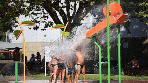 Veraneantes refrescam-se num equipamento público no centro de Paredes de Coura