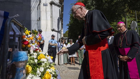 Patriarca de Lisboa, em segundo plano, acompanhou o Secretário de Estado do Vaticano, o cardeal Pietro Parolin, na homenagem às vítimas do acidente no Elevador da Glória.&nbsp; Foto&nbsp;JOSÉ SENA GOULÃO/Lusa