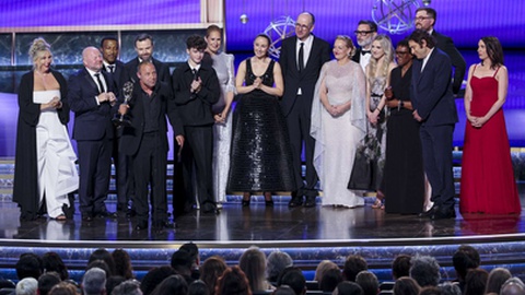 O elenco de "Adolescência" subiu ao palco da consagração.&nbsp; &nbsp;Foto&nbsp; EPA/ALLISON DINNER