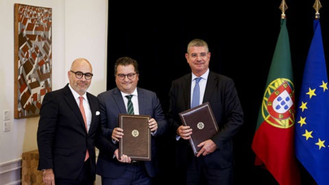 O Vice-Presidente Banco Europeu de Investimento, Ioannis Tsakiris (D) acompanhado pelo ministro de Estado e das Finanças, Joaquim Miranda Sarmento (C) e pelo ministro das Infraestruturas e Habitação, Miguel Pinto Luz