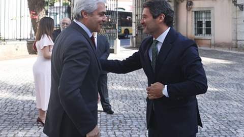 André Ventura em conversa com o presidente do CDS-PP, Nuno Melo, durante a conferência comemorativa dos 50 anos do IDL - Instituto Amaro da Costa.&nbsp;