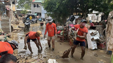 Nas Filipinas, após 188 mortes confirmadas, continuam as buscas por desaparecidos.&nbsp; &nbsp;Foto&nbsp;COAST GUARD DISTRICT CENTRAL VIS HANDOUT/EPA