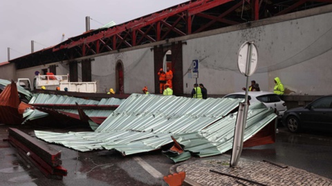 Os estragos já tinham começado ontem, no caso na Estação de Santa Apolónia, em Lisboa.&nbsp; &nbsp;Foto&nbsp;MIGUEL A. LOPES/Lusa
