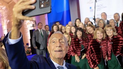 O Presidente da República tira uma selfie com participantes durante a cerimónia de entrega do Prémio Manuel António da Mota, que decorreu hoje no Centro de Congressos da Alfândega, no Porto. FOTO&nbsp;JOSÉ COELHO/LUSA