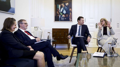 A ministra do Trabalho, Solidariedade e Segurança Social, Maria do Rosário Ramalho&nbsp; com o primeiro-ministro, Luís Montenegro, na audiência com o secretário-geral e a presidente da UGT, Mário Mourão e Lucinda Dâmaso, a 26 de Novembro.&nbsp; &nbsp;Foto Filipe Amorim/Lusa