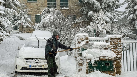 Queda de neve em Penhas da Saúde, Covilhã. Onze distritos de Portugal continental estão hoje sob aviso laranja, o segundo mais elevado, devido à queda de neve e à agitação marítima, indicou o Instituto Português do Mar e da Atmosfera (IPMA).&nbsp; FOTO MIGUEL PEREIRA SÁ SILVA/LUSA