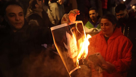 Protestos de iranianos estendem-se a outros países, no caso da foto em Londres.&nbsp; Foto&nbsp;NEIL HALL/EPA