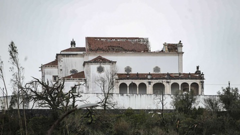 Milhares de casas e edifícios perderam os telhados.&nbsp; &nbsp;Foto&nbsp;PAULO CUNHA/Lusa