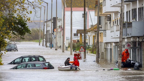 Elementos dos bombeiros resgatam uma popular após os efeitos da passagem da depressão Kristin, em Alcácer do Sal, onde as inundações são, agora, um problema.&nbsp;