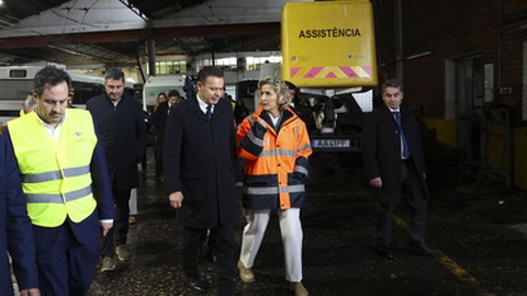 O primeiro-ministro, Luís Montenegro, acompanhado pela presidente da Câmara Municipal de Coimbra, Ana Abrunhosa, durante a visita às oficinas dos SMUTC, afectadas pela passagem da depressão Kristin.&nbsp;