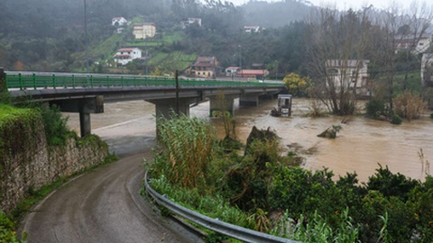 O mau tempo tem condicionado diversas vias rodoviárias em vários pontos do País.&nbsp;