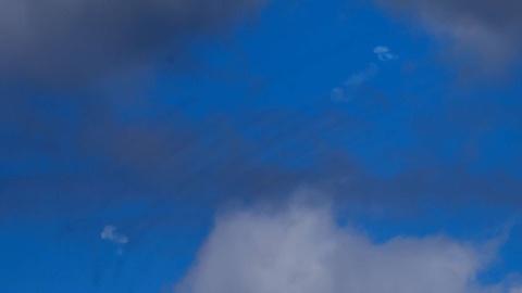 O sistema de defesa aérea Iron Dome de Israel intercepta projécteis sobre Israel, visto a partir de Nablu