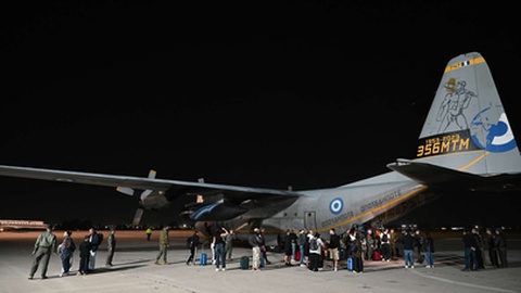 Fotografia do repatriamento de cidadãos gregos, feito pelo governo grego.