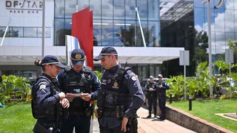 Elementos da Polícia Militar fazem guarda em frente ao hospital para onde o ex-presidente brasileiro Jair Bolsonaro foi transferido. FOTO André Borges/EPA