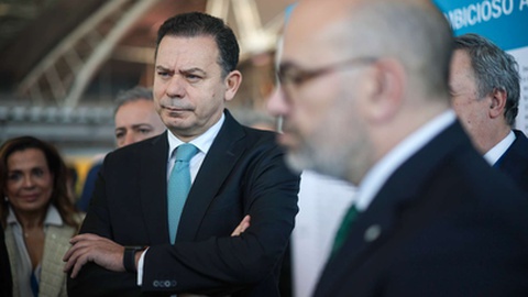 O primeiro-ministro, Luís Montenegro, participa na cerimónia que assinala os 80 anos do Aeroporto Francisco Sá Carneiro, no Porto.