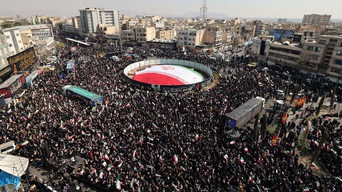 Milhares de pessoas reuniram-se na Praça Enghelab, em Teerão, para homenagear Ali Larijani, Secretário do Conselho Supremo de Segurança Nacional.