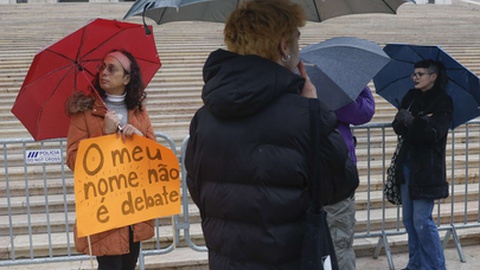 Manifestantes protestaram durante a concentração da Inércia do Tempo - Associação LGBTQIA+, em frente à Assembleia da República.