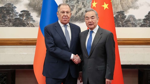 O ministro dos Negócios Estrangeiros chinês,&nbsp;Wang Yi, e o seu homólogo russo,&nbsp;Sergey Lavrov, num encontro que decorreu ontem, em Pequim.&nbsp;