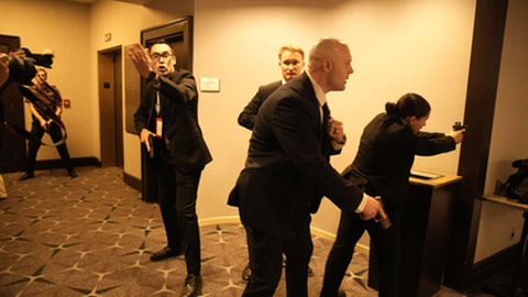 Elementos de segurança mantêm-se em alerta após serem ouvidos disparos no jantar da Associação de Correspondentes da Casa Branca