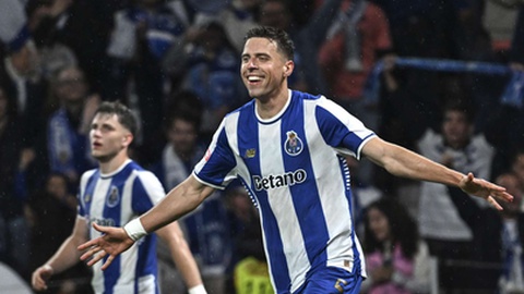 O jogador do FC Porto Jan Bednarek celebra após marcar um golo frente ao Alverca, durante o jogo disputado no Estádio do Dragão, a 2 de Maio
