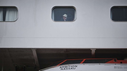 Passageiro em isolamento no 'The Ambition', atracado no Porto de Bordéus