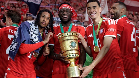 Alphonso Davies no centro da fotografia.