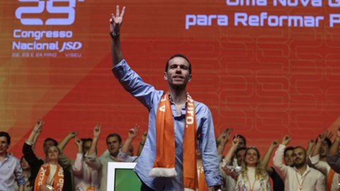 O novo presidente da JSD, João Pedro Luís, durante a sessão de encerramento do 29.º Congresso da JSD, em Viseu.