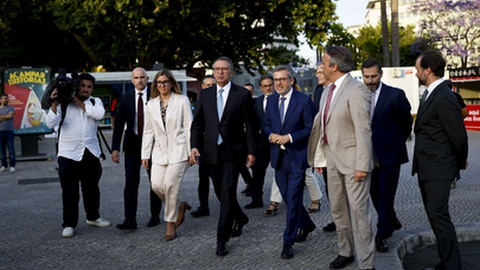 O Presidente da República, António José Seguro (C), acompanhado pela ministra da Cultura, Juventude e Desporto, Margarida Balseiro Lopes (C-E) e pelo presidente da Câmara Municipal de Lisboa, Carlos Moedas (C-D), durante a cerimónia de inauguração da 96.º Feira do Livro de Lisboa, no Parque Eduardo VII.