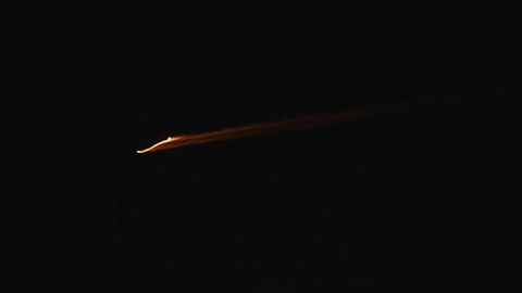 Um projéctil cruza os céus sobre a cidade de Nablus, na Cisjordânia, na noite deste domingo. As Forças Armadas de Israel relataram que sirenes de defesa aérea soaram em todo o norte e na região central do país, enquanto o sistema de defesa aérea procurava interceptar sucessivas salvas de mísseis balísticos lançados pelo Irão em direcção a Israel. FOTO ALAA BADARNEH/EPA