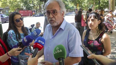 O coordenador nacional do BE, José Manuel Pureza, fala à comunicação social durante a 9.ª edição da Marcha pela Vida Independente de pessoas com deficiência.&nbsp;