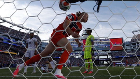 Haaland celebra o primeiro golo do jogo