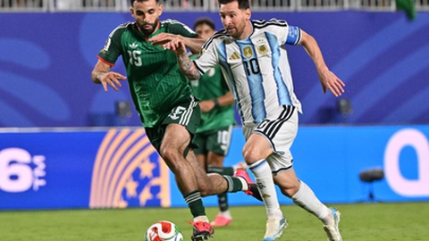 &nbsp;Rayan Ait-Nouri da Algéria (E) e&nbsp;Lionel Messi da Argentina (D)