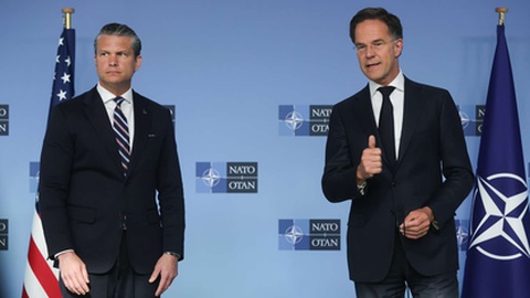 O secretário de Estado da Guerra dos EUA, Pete Hegseth, e o secretário-geral da NATO, Mark Rutte. Foto&nbsp;Olivier Hoslet/EPA