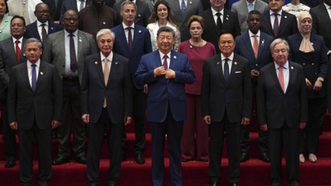 Xi Jinping ao centro na primeira fila da 'fotografia de família'.&nbsp; &nbsp;Foto&nbsp;NG HAN GUAN/AP/POOL/EPA