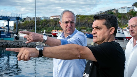 O Comissário Europeu das Pescas e Oceanos, Costas Kadis, de camisa azul claro.&nbsp; Foto&nbsp;EDUARDO COSTA/Lusa