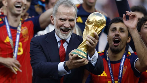 O rei Felipe VI e os jogadores de Espanha celebram a conquista do título mundial. FOTO WILL OLIVER/EPA