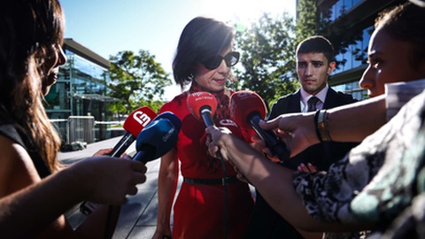 A advogada de defesa de um dos arguidos, Filipa Duarte Gonçalves, à chegada ao tribunal para o início do julgamento de dois agentes da PSP da esquadra do Rato.&nbsp; Foto&nbsp;RODRIGO ANTUNES/Lusa