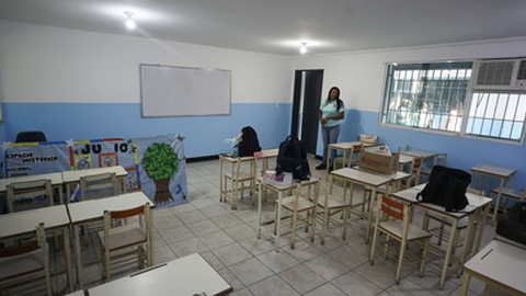 O reinício das aulas em La Guaira, o estado mais afectado pelo duplo terramoto, teve pouca adesão. Foto&nbsp;RONALD PENA R/EFE/EPA