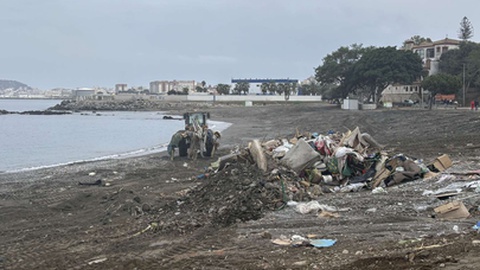 Em Ceuta,&nbsp;foram removidas mais de 200 toneladas de resíduos da praia Trampolin, onde permaneceram centenas de imigrantes.&nbsp;
