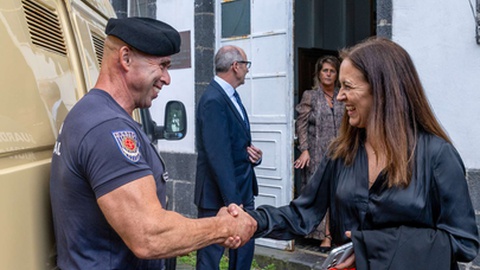 A ministra da Justiça, Rita Alarcão Júdice, cumprimenta um guarda durante uma visita ao Estabelecimento Prisional de Ponta Delgada, Açores.
