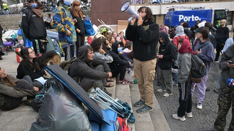 Manifestantes que se concentraram desde sábado na Praça D. João I, no centro do Porto, no âmbito de um protesto contra o aumento do custo de vida e o preço da habitação, continuam as acções de protesto.