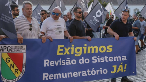 Decorreu hoje, em Faro, o protesto "Por um Portugal seguro para todos", uma de várias acções de protesto que decorrem por todo o País, convocadas pela Associação dos Profissionais da Guarda (APG/GNR) e pela Associação Sindical de Profissionais de Polícia (ASPP/PSP).&nbsp;