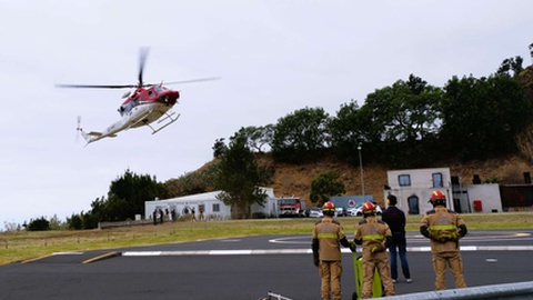 Uma das vítimas, atendendo ao seu estado de saúde, foi resgatada com o apoio do meio aéreo ao serviço da Protecção Civil.&nbsp;