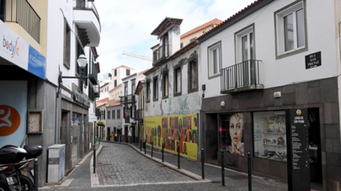 O prédio da confeitaria Felisberta estava devoluto, foi expropriado pela Câmara do Funchal.&nbsp;