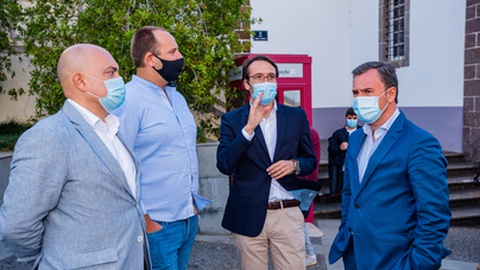 O secretário regional da Economia preside à cerimónia de abertura oficial.